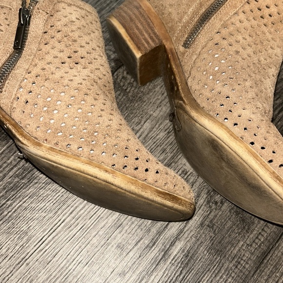 Lucky Brand Women's 6 boots Basel 3 Perforated Leather Tan Ankle zippers - Picture 2 of 6